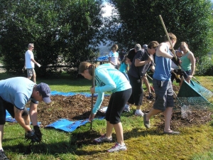 Shoreline clean-up is a family affair (3)